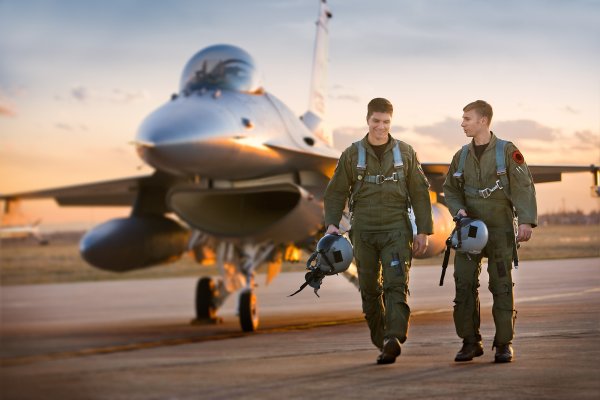 Маленький самолет в небе