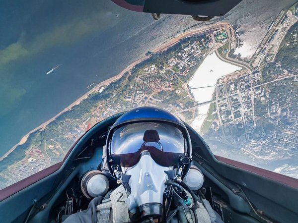 Летчик на фоне самолета