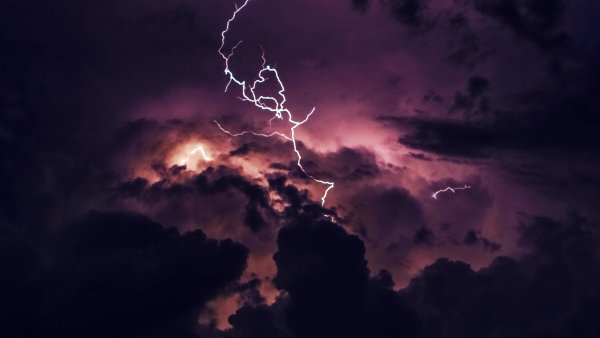 Темные тучи с молнией