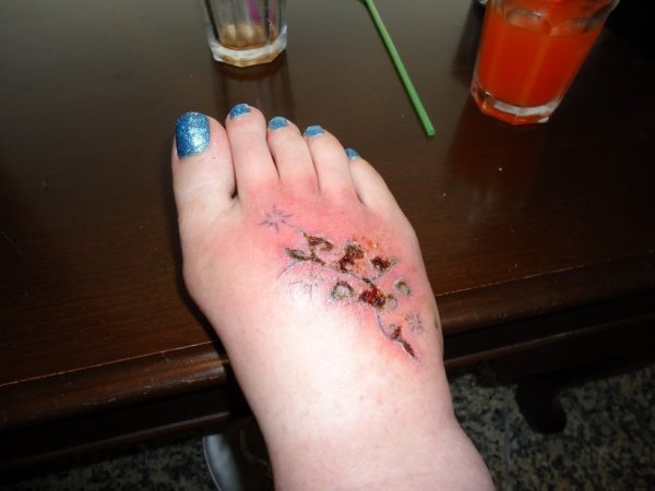 Девушка пьёт капли