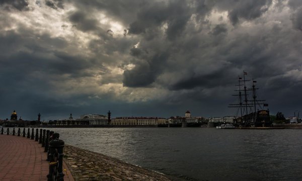 Свинцовое небо Петербурга