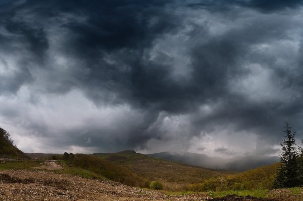 Пасмурное небо в горах