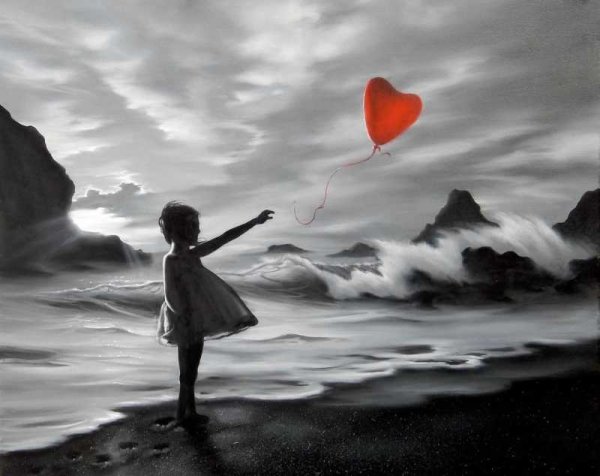 Девушка отпускает птицу