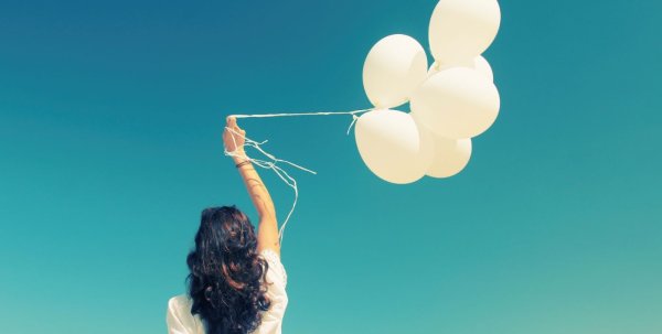 Девушка выпускает птицу