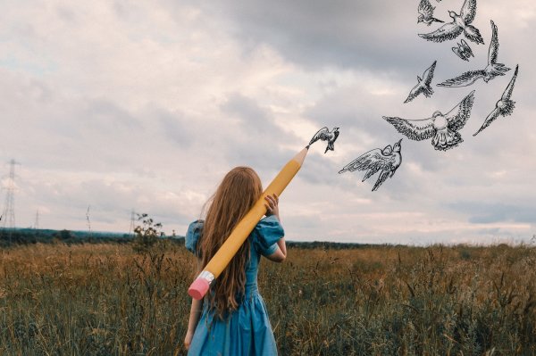 Рука отпускающая птицу