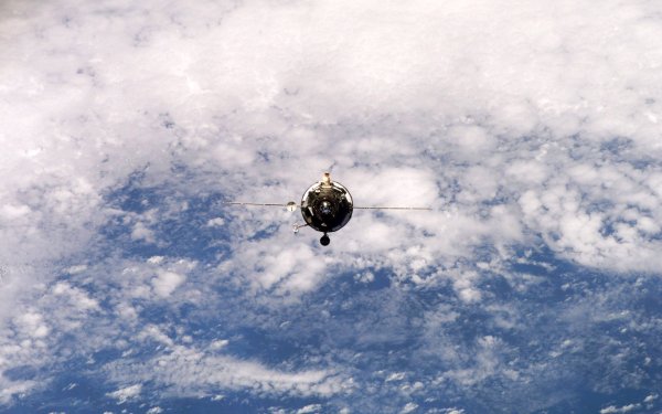 Летающие над землёй космические корабли