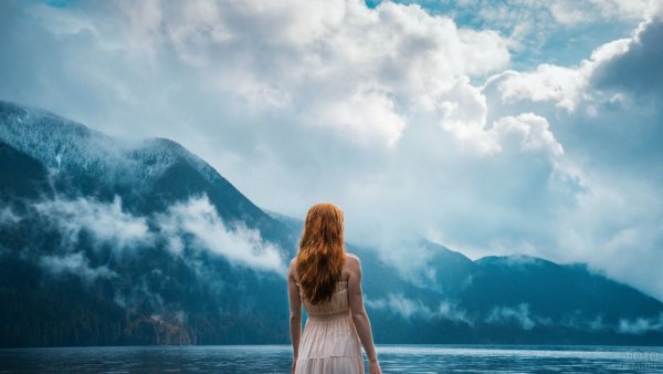 Девушка море горы