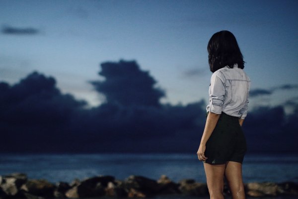 Девушка на горе