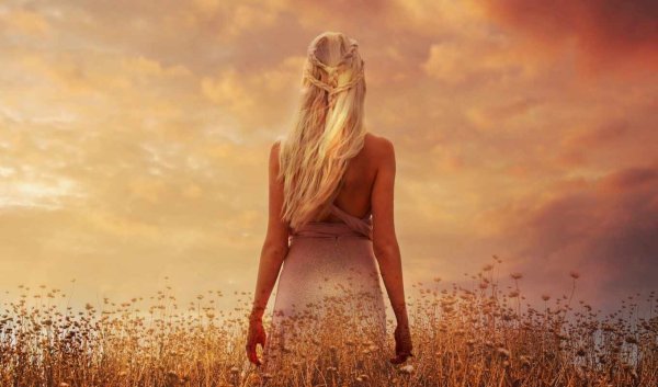 Девочка на фоне гор