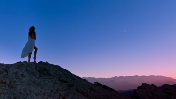 Одинокая девушка на закате