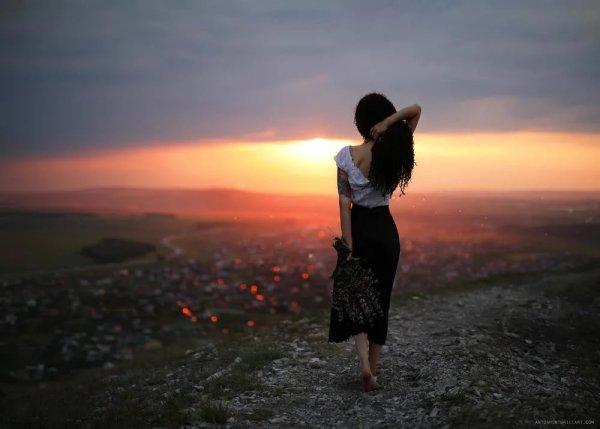 Девушка тянется