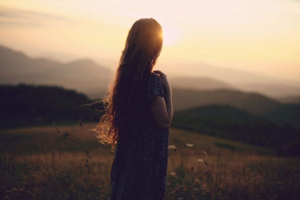 Женский силуэт на природе