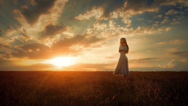 Девушка на закате спиной