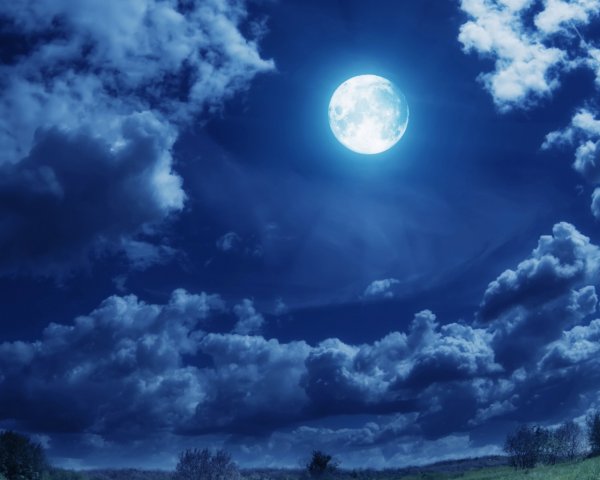 Луна на Светлом небе