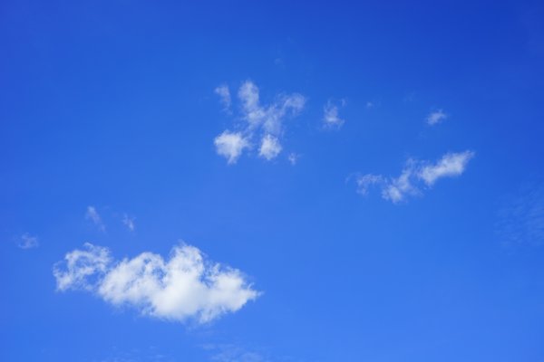 Ясное небо с кучерявыми облаками