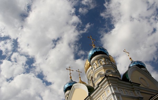 Небо и купола церкви