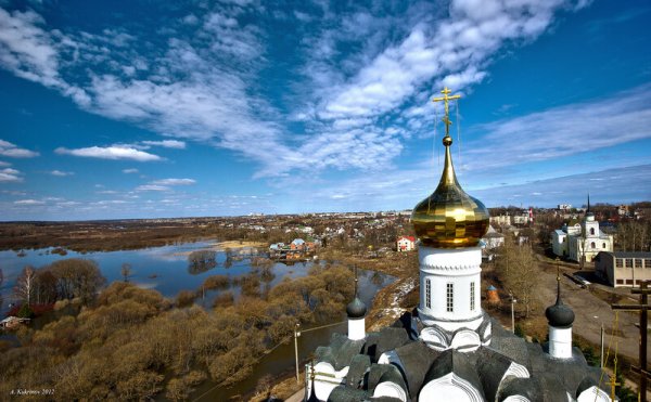 Небо и купола церкви