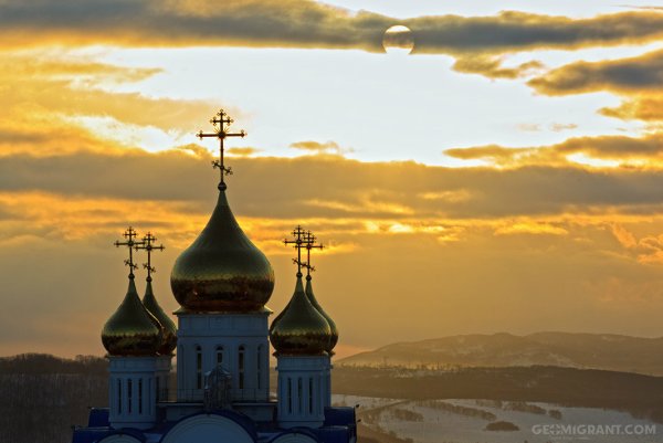 Храм на фоне неба