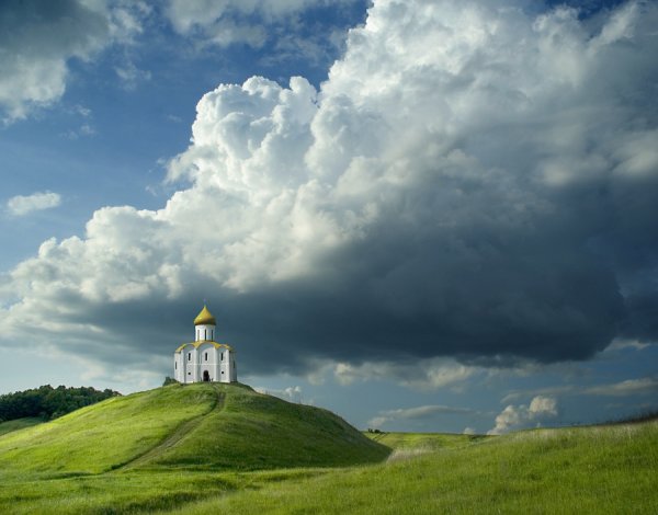 Храм вдалеке