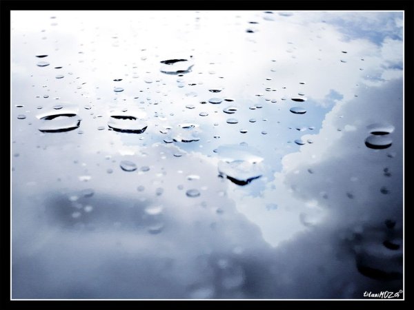 Грустное небо плачет