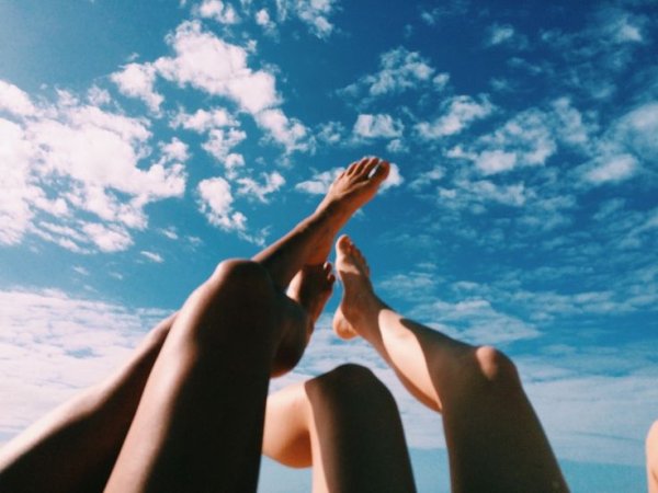 Женские ноги на фоне неба