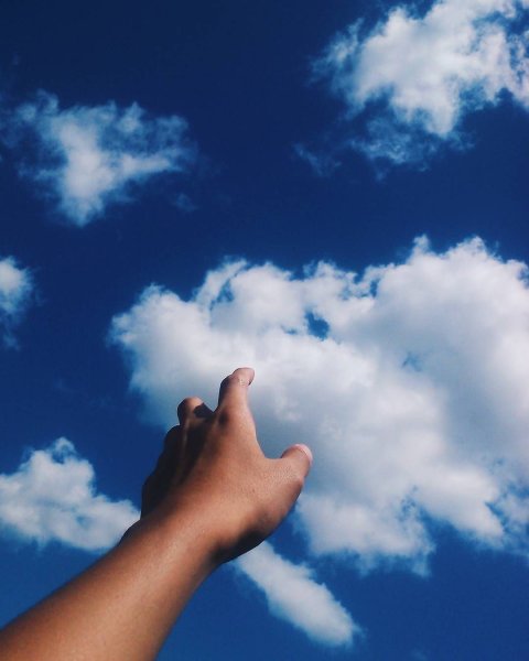 Руки на фоне неба