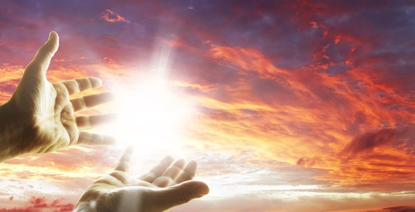 Руки в молитве небо и солнце