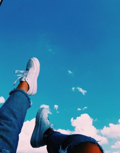 Красивые ноги в кроссовках