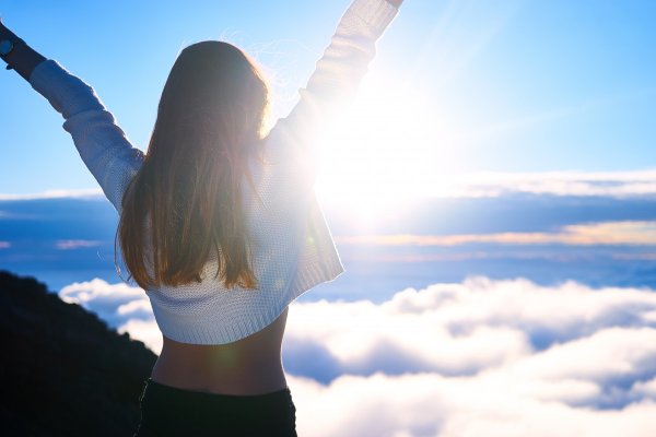 Девушка с поднятыми руками к небу