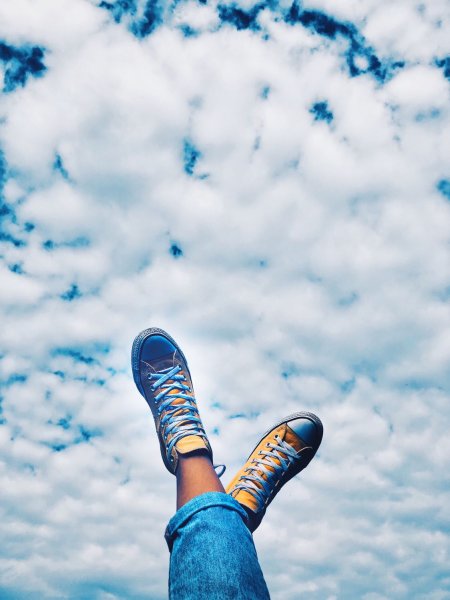 Девушка подняла ногу