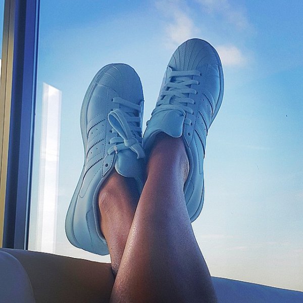 Девушка с распростертыми руками