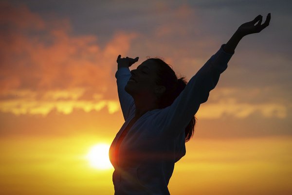 Девушка с распахнутыми руками