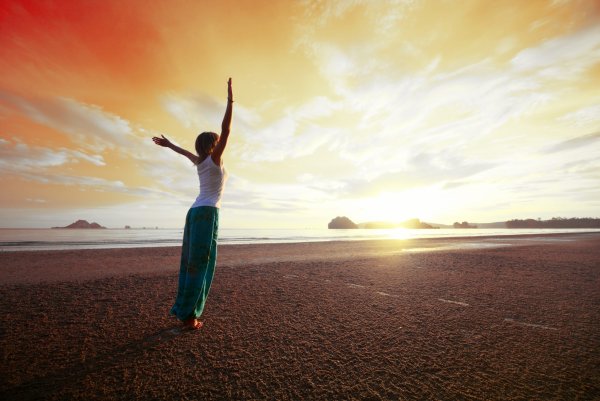 Девушка падает