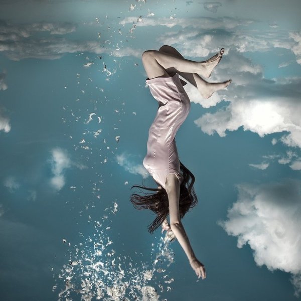 Девушка с распростертыми руками