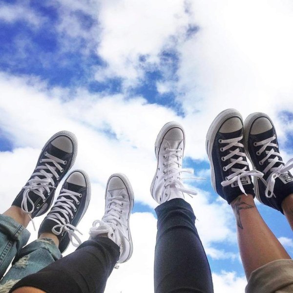 Двое тянутся друг к другу