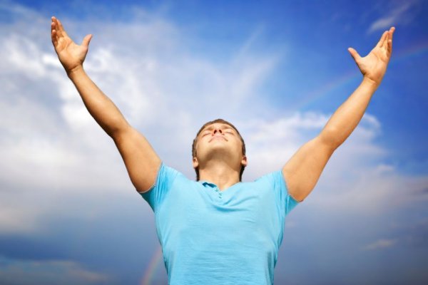 Девушка с распростертыми руками