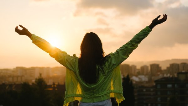 Девушка с поднятыми руками к небу