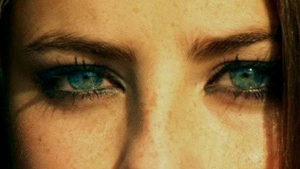 Голубые глаза со слезами