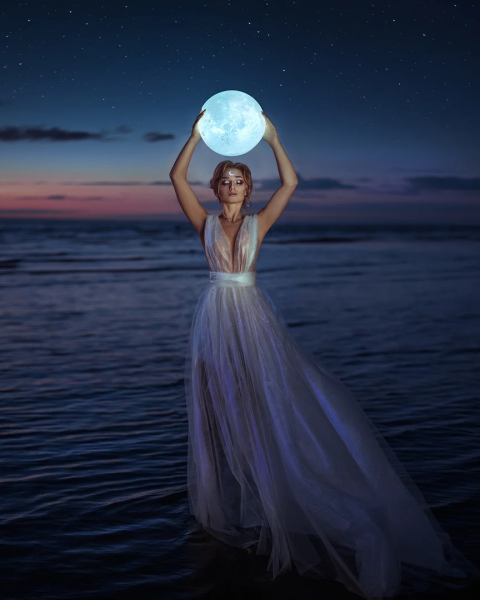 Девушка держит в руках