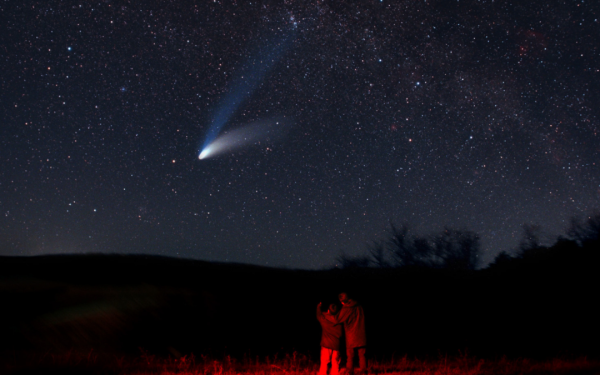 Ночное небо с падающей звездой
