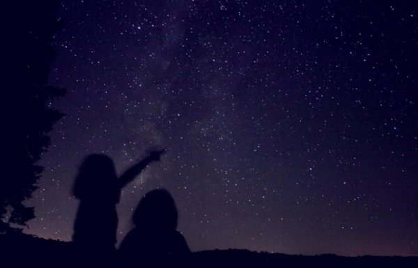 Девушка под звездным небом