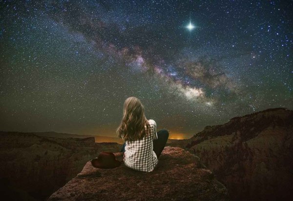 Девушка на фоне звездного неба