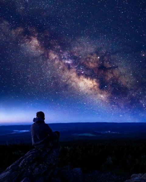 Влюбленная пара на фоне звездного неба