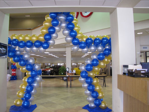 Арка из фольгированных шаров