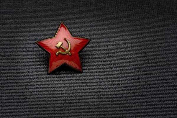 Красная звезда на черном фоне