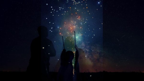 Девушка зажигает звезды