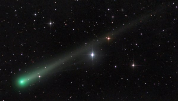 Звездное небо с кометой