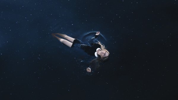 Человек лежит на воде вид сверху