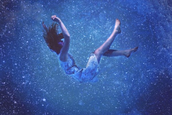 Человек падает в воду