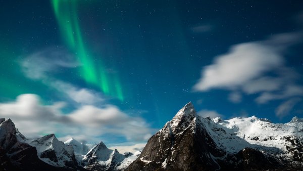 Гора Маттерхорн ночью Северное сияние